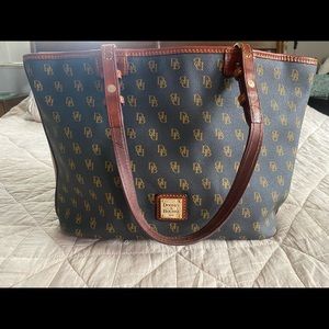 Dooney and Bourke logo shoulder bag.